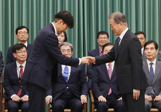 ▲조국 법무부장관에게 임명장을 수여한 문재인 대통령. ⓒ연합뉴스