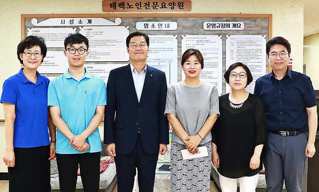 ▲9일 류태호 태백시장은 추석명절을 앞두고 태백노인전문요양원을 위문한 뒤 관계자들을 격려하고 있다. ⓒ태백시