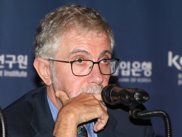 ▲ 9일 오전 서울 영등포구 콘래드서울 호텔에서 열린 '2019 경제발전 경험 공유사업(KSP) 성과공유 컨퍼런스'에 참석한 폴 크루그먼 뉴욕시립대 교수가 기자회견을 하고 기자들의 질문을 듣고 있다. ⓒ연합뉴스