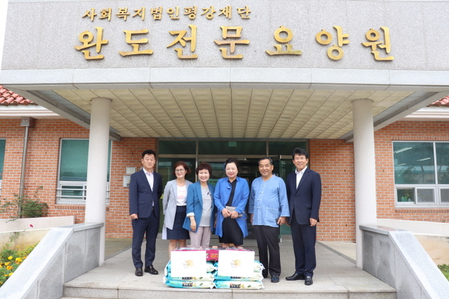 ▲전라남도완도교육지원청이 민족 고유의 명절 추석을 앞두고 완도군 내 사회복지시설인 완도전문요양원을 방문해 따뜻한 위로와 위문품을 전달했다. ⓒ완도교육지원청
