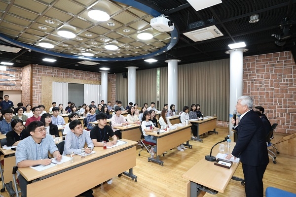 신규임용 공무원 교육 첫날 황인홍 군수가 '소통'이란 주제로 특강을 펼치고 있다 ⓒ무주군