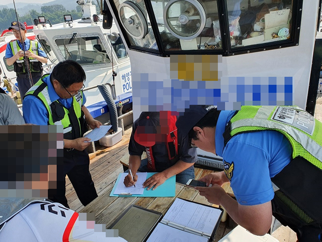 ▲낚싯배 점검, 계도, 단속중인 해경 ⓒ 여수해양경찰서