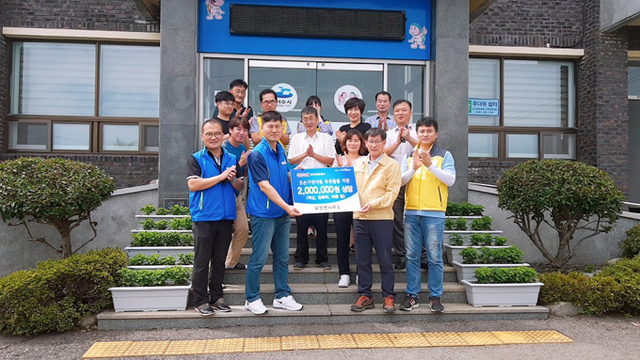 ▲한국항공공사 여수지사 함영주 지사장과 직원들이 여수시 화정면 개도 월항마을 조손가정에 물품 200만 원 상당을 후원하고 기념촬영을 했다. ⓒ여수시