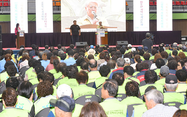 ▲10일 김양호 삼척시장은 삼척체육관에서 개최된 ‘제20회 사회복지의 날 기념식 및 제9회 삼척시 사회복지대회’에 참석해 인사말을 하고 있다. ⓒ삼척시