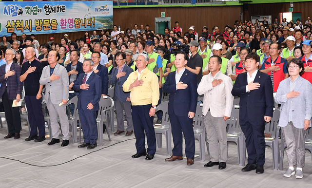 ▲10일 삼척시 삼척체육관에서 개최된 ‘제20회 사회복지의 날 기념식 및 제9회 삼척시 사회복지대회’에 참석한 김양호 삼척시장을 비롯한 기관단체장과 사회복지 관계자 등이 참석한 가운데 국민의례를 진행하고 있다. ⓒ삼척시