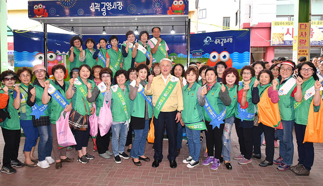 ▲10일 삼척중앙시장 문어거리에서 진행된 ‘2019 추석맞이 전통시장 이용 캠페인 및 장보기 행사’에 참석한 김양호 삼척시장을 비롯한 공무원과 여성단체 회원들과 전통시장 이용 캠페인을 펼치고 있다. ⓒ삼척시