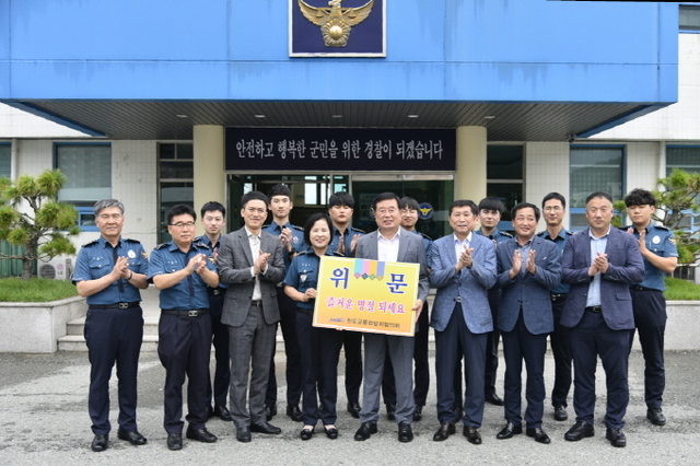 ▲진도군이 경찰서를 방문 위로 하고 기념촬영ⓒ진도군