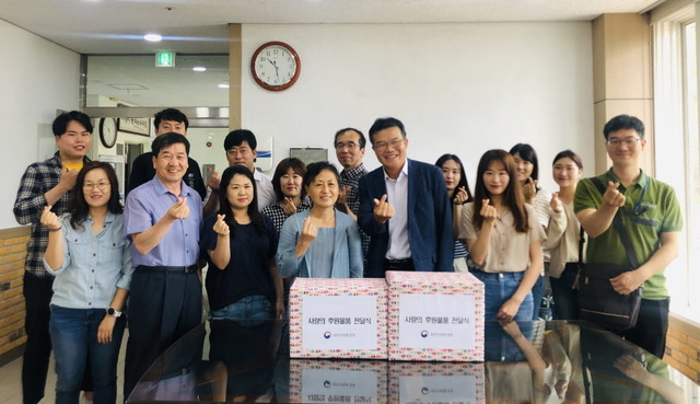 ▲환경부 원주지방환경청은 10일 추석을 앞두고 원주시 육판길 ‘자신보육원’을 방문해 생필품을 전달하고 청소 봉사활동을 했다. 이번 방문은 지난 2016년 설부터 6번째로, 운영에 어려움을 겪고 있는 지역 아동복지시설을 지속적으로 지원하기 위해 마련했다. ⓒ원주지방환경청