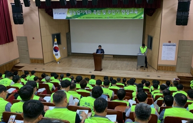 ▲농업기계 안전교육 경진대회에서 최우수상을 수상한 영광군청 유정훈 주무관이 교육사례를 발표하고 있다. ⓒ 영광군
