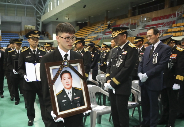 제13회 태풍 링링으로 인한 피해 현장에서 복구 작업을 하다 지붕에서 추락해 순직한 故 권태원 소방경의 영결식이 11일 오전 10시 부안군 스포츠파크에서 열린 가운데 송하진도지사가 1계급 특진 추서를 하고 헌화하며 고인의 넋을 기리며 위로하고 있다 ⓒ전북도