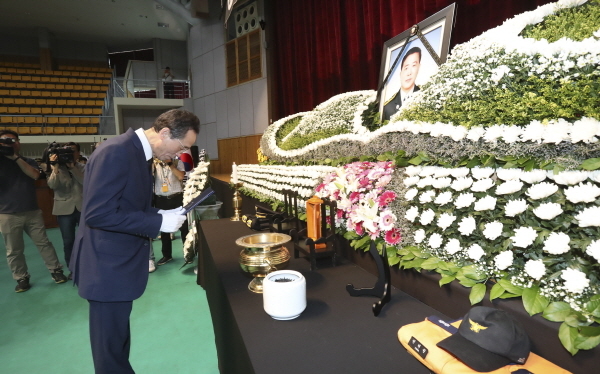 제13회 태풍 링링으로 인한 피해 현장에서 복구 작업을 하다 지붕에서 추락해 순직한 故 권태원 소방경의 영결식이 11일 오전 10시 부안군 스포츠파크에서 열린 가운데 송하진도지사가 1계급 특진 추서를 하고 헌화하며 고인의 넋을 기리며 위로하고 있다 ⓒ전북도