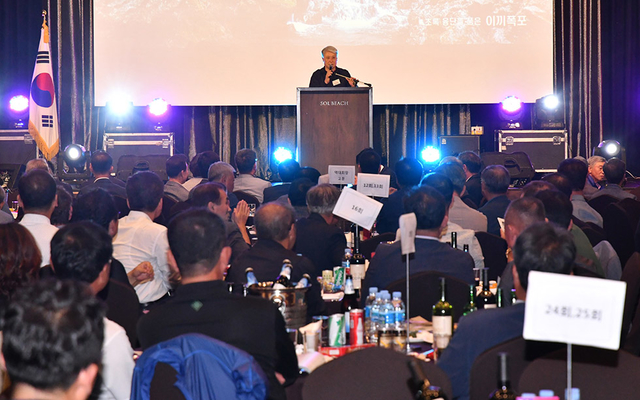 ▲지난 12일 삼척대명쏠비치에서 열린 ‘2019 삼척고등학교 동문 봉황제’에 참석한 김양호 삼척시장이 인사말을 하고 있다. ⓒ삼척시
