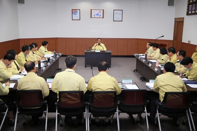 고희범 제주시장이 18일 아프리카돼지열병(ASF) 도내 유입차단 긴급방역점검회의를 개최하고 있다. ⓒ제주시청