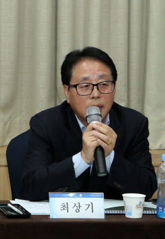 ▲19일 춘천베어스타운에서 열린 ‘2019 춘천국제물포럼’에 토론자로 참석한 최상기 인제군수가 인북천과 내린천으로 내려오는 흙탕물의 피해를 공론화하고 환경부에 근본적인 대책 마련을 촉구하고 있다. ⓒ인제군