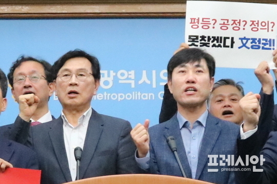 ▲ 지난 16일 '조국파면 부산시민연대' 출범을 알리고 있는 자유한국당 유재중 부산시당위원장과 바른미래당 하태경 부산시당위원장. ⓒ프레시안(박호경)
