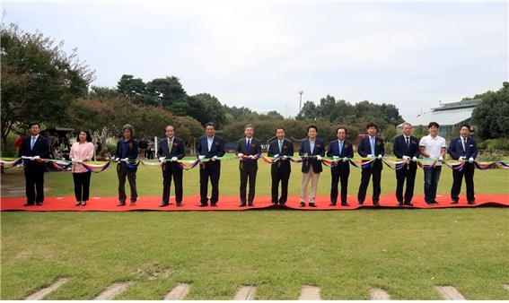 20일 전주수목원에서 이강래 한국도로공사 사장(왼쪽에서 6번째), 정동영 민주평화당 대표(왼쪽에서 7번째), 김승수 전주시장(왼쪽에서 5번째) 등 주요 내빈들이 '2019정원박람회' 기념 테이프 커팅식을 하고 있다.ⓒ한국도로공사