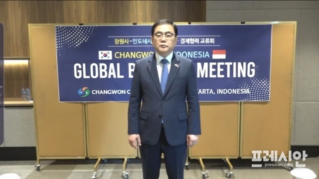 ▲허성무 창원시장이 20일 방위산업체 물품 수출 상담을 위해 자카르타를 방문중인 가운데 풍 타파가 경남지역을 지나갈 것이란 기상청 예보에 따라 전 공무원에게 영상을 통해 비상근무와 총력대응을 지시하고 있다. ⓒ창원시