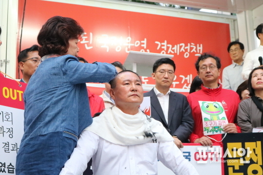 ▲ 삭발식을 진행하고 있는 자유한국당 이헌승 의원. ⓒ프레시안(박호경)