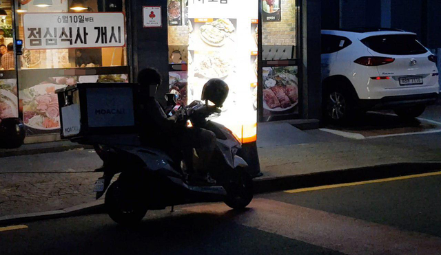 ▲ 은범 군이 일했던 족발집. 한 배달대행업체 라이더가 배달을 위해 기다리고 있다. ⓒ공동취재진