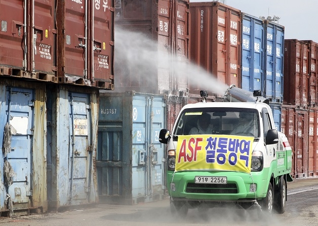 원희룡 도지사가 25일 오전 한림항과 애월항을 찾아 화물선과 반입물품에 대한 방역 조치사항을 점검하고 철통 방역을 주문했다. ⓒ제주특별자치도