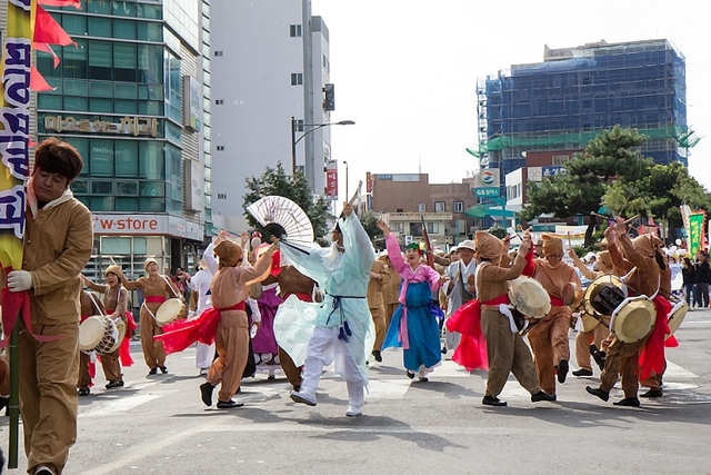 제25회 서귀포칠십리축제(부제 : 105개 마을이 함께하는 와랑와랑 서귀포!)가 27일 서귀포시 서귀동 자구리공원 에서 개최된다. ⓒ서귀포칠십리축제조직위원회