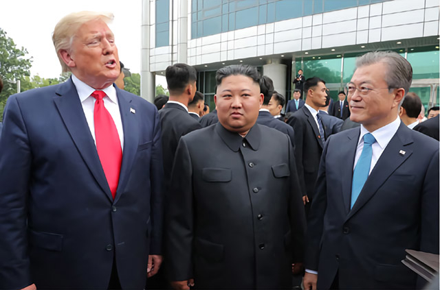 ▲ 지난 6월 30일 판문점에서 남북미 정상이 한 자리에 모였다. 왼쪽부터 도널드 트럼프 미국 대통령, 김정은 북한 국무위원장, 문재인 대통령 ⓒ로동신문