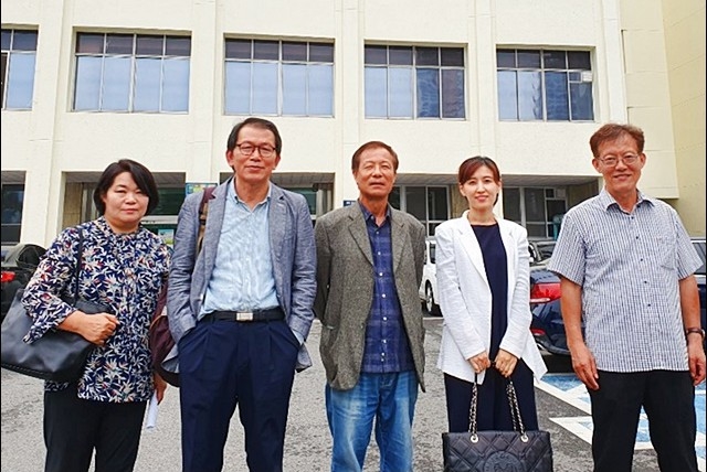 ▲ (왼쪽부터)재심 '무죄' 선고 이후에 법원을 나와서 기뻐하는 피고인들과 유족, 변호인. 고(故) 우성수씨 부인, 박종덕씨, 안상학씨, 김진영 변호사, 손호만씨(2019.10.1.대구지방법원 앞) ⓒ평화뉴스(김영화)