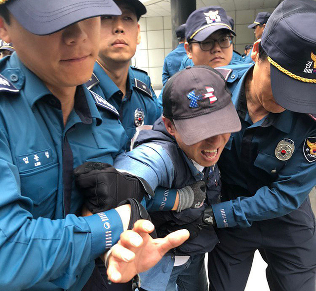 ▲ 연행되는 비정규직 노동자. ⓒ비정규직 이제그만 공동투쟁