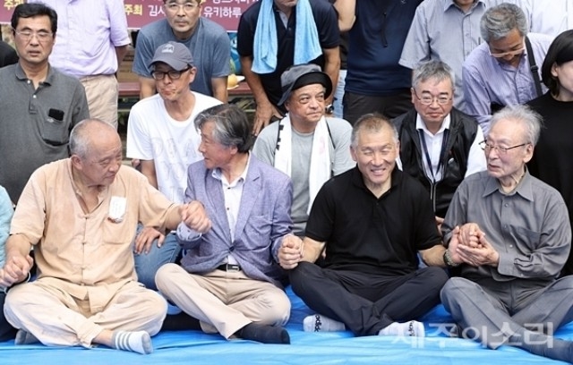▲ 4.3에 있어 가장 중요한 것은 '기억'이다. 희생자유족회과 평화재단이 아무리 발버둥 쳐도 기억해주는 사람이 없으면 4.3은 죽은 역사가 된다. 맨 앞줄 왼쪽부터 나가타 이사무, 송승문, 에토 유키하루, 김시종. ⓒ제주의소리 자료사진