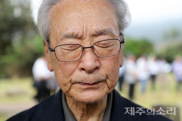 ▲ 9월 29일 대마도 4.3위령제에 참석한 김시종 시인이 수장된 도민들을 생각하며 고통스러운 듯 눈을 질끈 감았다. ⓒ제주의소리 자료사진