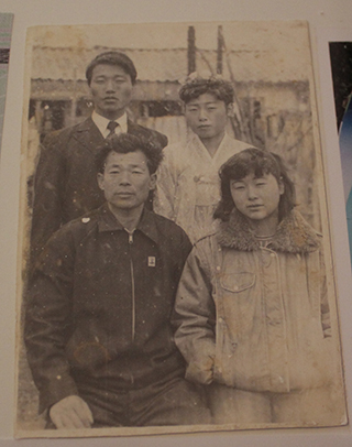 ▲ 북한에서 결혼식을 올리던 김민재 씨 그리고 가족의 모습이 담긴 사진 ⓒ프레시안(박정연)