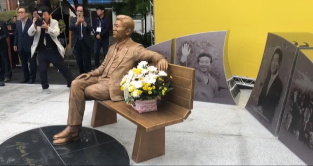 ▲ 7일 오후 부산진구 개성고 내 개성광장에 세워진 노무현 전 대통령 동상. ⓒ노무현재단 부산지역위원회