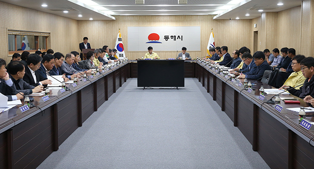 ▲동해시는 지난 7일 심규언 동해시장 주재로 태풍 피해지역 응급복구를 위한 긴급회의를 진행하고 있다. ⓒ동해시