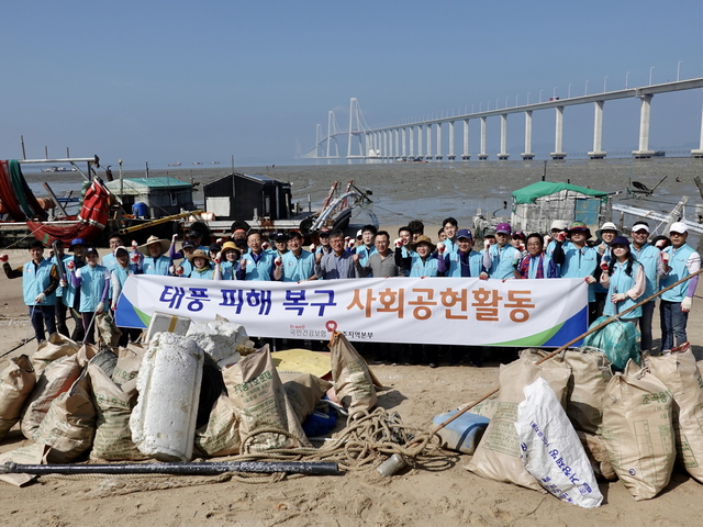 ▲국민건강보험공단 광주지역본부는 지난 4일 제18호 태풍 ‘미탁’ 피해현장인 신안군 압해읍을 찾아 해양쓰레기 수거 봉사활동을 펼쳤다. ⓒ신안군