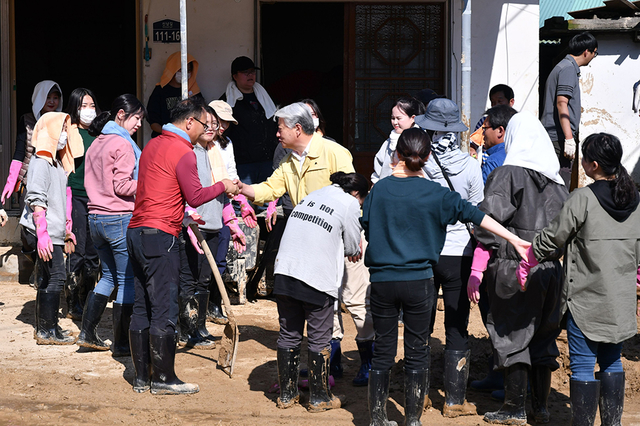 ▲8일 제18호 태풍 ‘미탁’이 할퀴고 가면서 많은 재산·인명피해가 발생한 삼척시 원덕읍 신남마을 일대에서 복구작업에 한창인 군인과 공무원, 자원봉사자, 주민 등을 김양호 삼척시장이 격려하고 있다. ⓒ삼척시