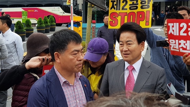 제주제2공항강행저지비상도민회의 8일 제주도에 대한 국정감사가 열리는 제주도청 앞에서 제2공항 개발사업 반대 집회를 열고 있다. ⓒ프레시안(현창민)