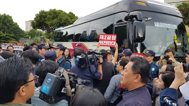 제주제2공항강행저지비상도민회의가 8일 제주도에 대한 국정감사가 열리는 제주도청 앞에서 제2공항 개발사업 반대 집회를 열고 있다. ⓒ프레시안(현창민)