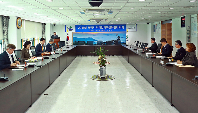 ▲류태호 태백시장이 8일 시청 소회의실에서 황지중앙초등학교, 함태중학교, 상장중학교장, 학부모연합회장.등이 참석한 가운데 열린 태백시 미래인재육성위원회 회의에서 운영규정 시행세칙 개정을 논의하고 미래인재 육성방안 등을 논의하고 있다. ⓒ태백시