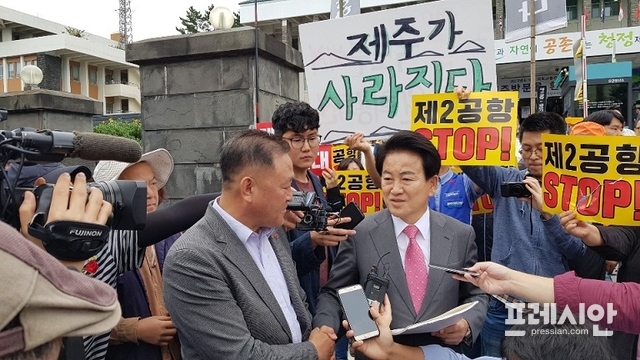 정동영 국회의원(민주평화당)이 8일 제주도에 대한 국회 국토교통위원회의 국정감사에 앞서 강원보 제2공항 비상도민회의 위원장과 대화를 나누고 있다. ⓒ프레시안(현창민)
