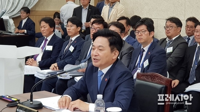 원희룡 제주도지사가 8일 국회 국토교통위원회의 국정감사에서 한 국회의원의 질의에 답변하고 있다. ⓒ프레시안(현창민)