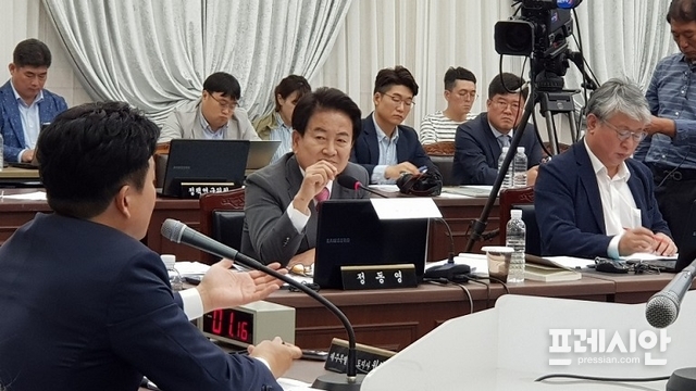 정동영 국회의원(민주평화당)이 8일 제주도에 대한 국회 국토교통위원회의 국정감사에서 질의 하고 있다. ⓒ프레시안(현창민)