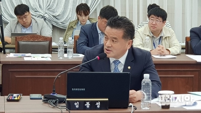 임종성 국회의원(더불어민주당)이 8일 제주도에 대한 국회 국토교통위원회의 국정감사에서 질의 하고 있다. ⓒ프레시안(현창민)