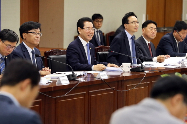 ▲김 지사가 도청 서재필실에서 열린 실·국장 정책회의를 통해 “전남지역 출산율은 세종시를 제외하고 전국에서 가장 높아 국가적으로 ‘기여’하고 있는데도 불구하고 수도권 등 다른 지역으로 인구가 유출돼 오히려 감소하는 것은 ‘희생’의 단면을 보여주는 것”이라고 말했다ⓒ전남도청