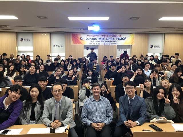 ▲경동대가 지난 7일 뉴질랜드 국립 오클랜드공대(AUT) 던칸 레이드(Duncan Reid) 교수를 초청해 ‘요통관리 증진을 위한 치료사 심화교육’을 했다. ⓒ경동대