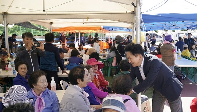 원희룡 제주도지사가 9일 ‘제6회 서귀포시민 화합 한마당행사’에 참석해 지역주민들과 인사를 나누고 있다. ⓒ제주특별자치도