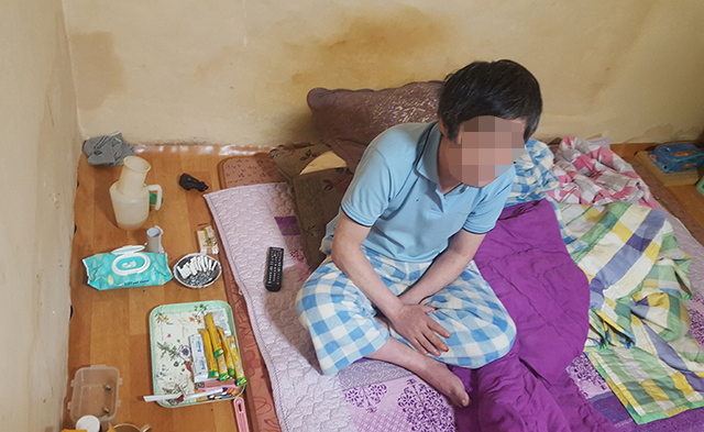▲지난 2015년 11월 4일 진폐환자 L씨가 거주하는 방안에는 소변기와 담배, 1회용 커피봉지, 재털이 등이 널려 있다. ⓒ독자제공