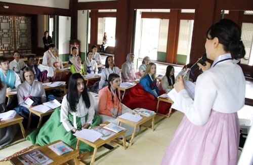 ▲ 한국어 수업을 듣고 있는 외국인들. 한국어 교사는 외국인 앞에 가장 먼저 서는 선생님이다. ⓒ연합뉴스