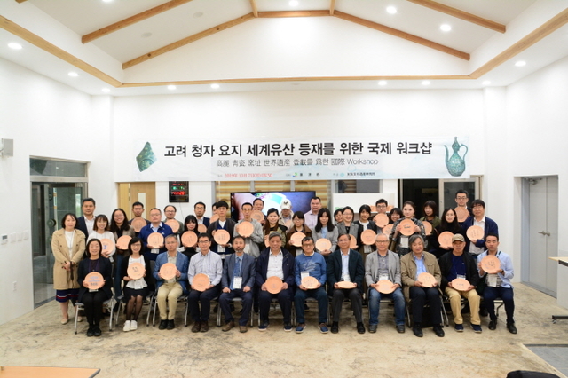 ▲세계유산 등재 기원 접시 제작 기념촬영 ⓒ강진군