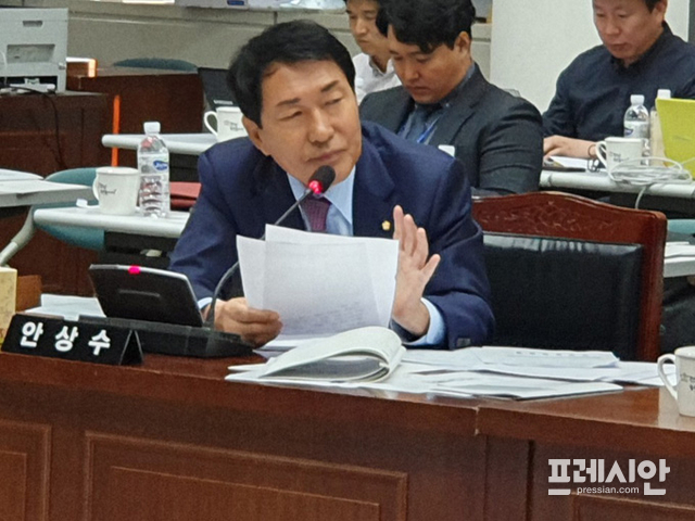 ▲10일 오후 자유한국당 안상수 의원이 김영록 전남지사를 대상으로 질의하고 있다. ⓒ프레시안(진규하)