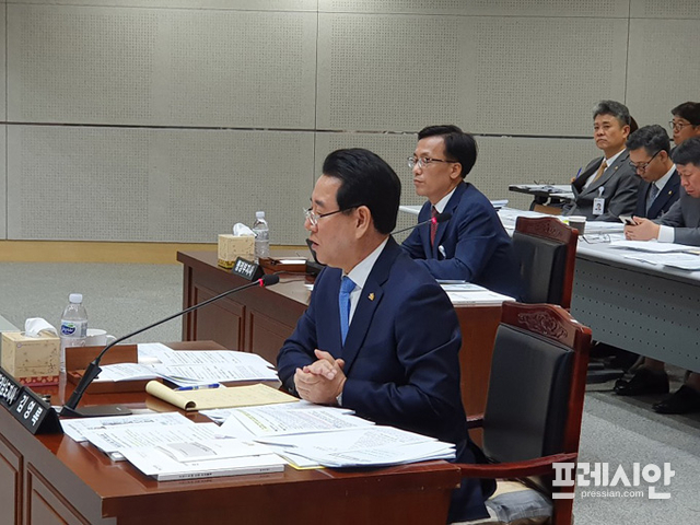 ▲김영록 전남지사가 자유한국당 안상수 의원의 질의에 답하고 있다.ⓒ프레시안(진규하)